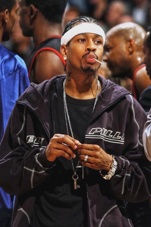 欧文突破防守送出关键助攻（欧文强突撕裂防线送出关键一传）