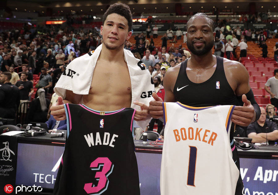 打进精彩世界波+头球破门，马杜埃凯当选欧冠本周最佳球员（神仙球加头槌建功，马杜埃凯荣膺欧冠周最佳）