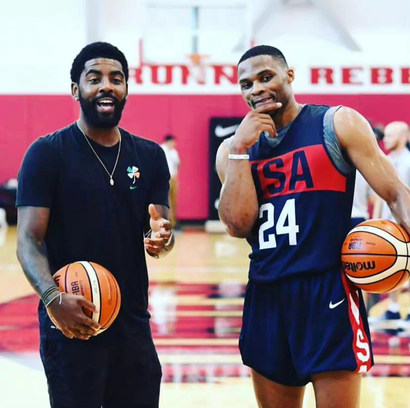 巴甲福塔莱萨门将在4名队友提醒下未注意身后对手，开球时遭抢断丢球（巴甲福塔莱萨门将忽略四队友提醒，开球被身后抢断致丢球）