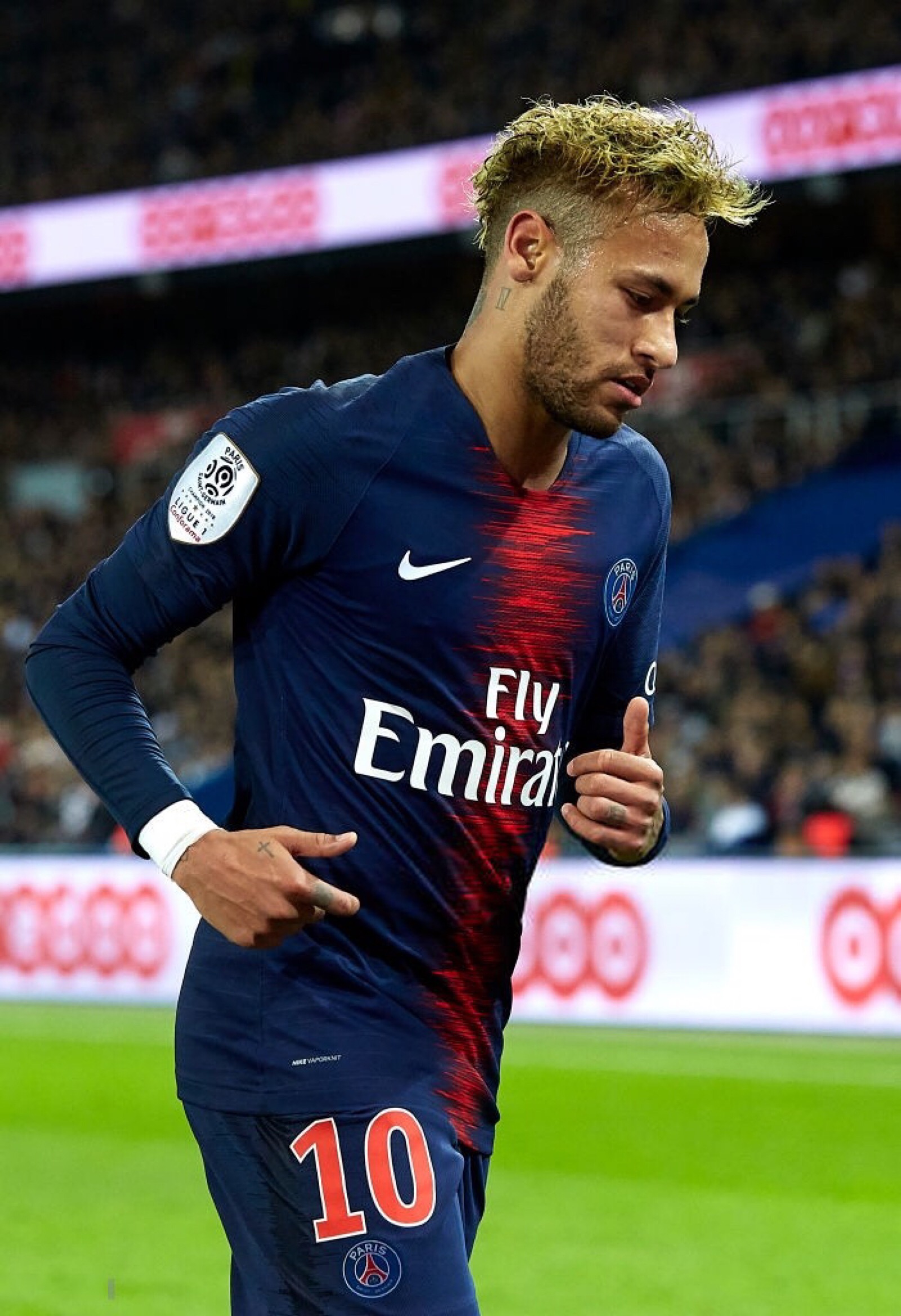 被球迷询问是否会考虑加盟阿森纳，库尼亚大笑回应（被问是否加盟阿森纳，库尼亚笑着回应）