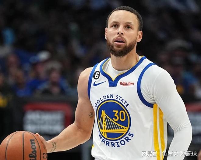 TyC记者：斯卡洛尼将带着大力神杯参加世界杯抽签仪式（据TyC记者报道，斯卡洛尼将携大力神杯出席世界杯抽签仪式）