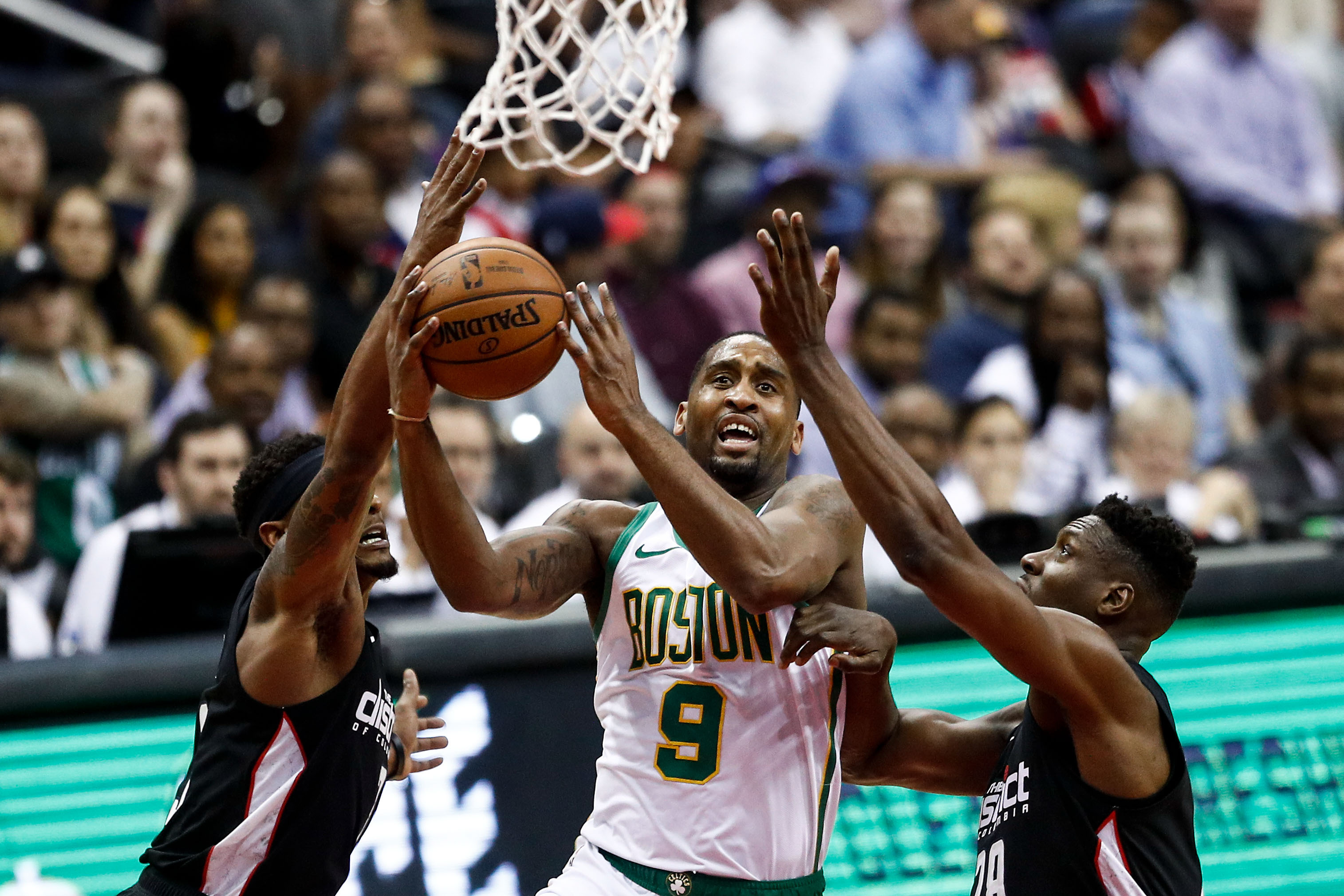 每体：两名巴萨球迷因向切尔西球迷看台投掷杂物被拘留（每体：向切尔西球迷看台掷物，两名巴萨球迷被警方带走）