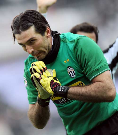 卡萨多：奥尔莫伤到了肩膀，希望他没有大碍（卡萨多：奥尔莫肩部受伤，盼无大碍）