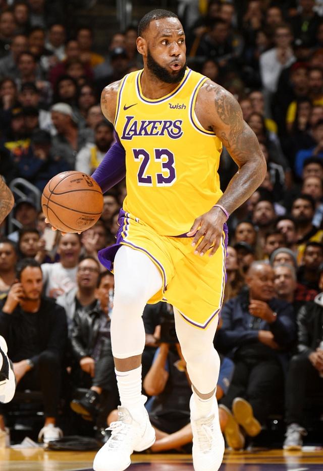 北京95-99山东遭1喜3忧！奥莫特范子铭纯废，曾凡博仍未出选择！（北京95-99不敌山东：一喜三忧，奥莫特与范子铭状态低迷，曾凡博仍未作出选择）