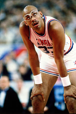 CBA：广东男篮顶住压力 力克广厦（CBA：广东男篮抗压制胜 击败广厦）