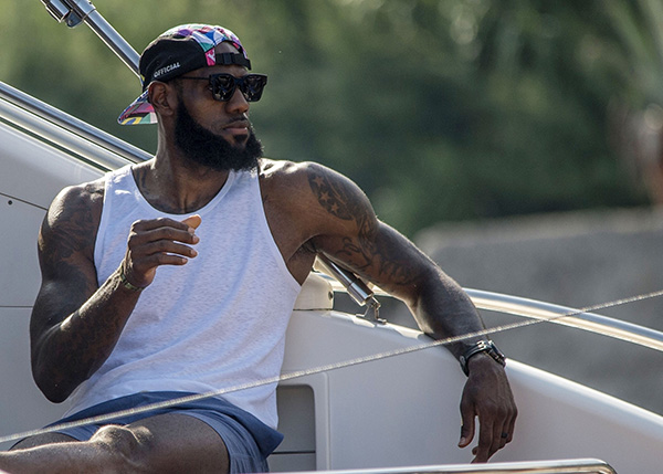 王哲林内线表现惊艳，上海队逆境反击（王哲林内线统治力爆棚，上海队逆势反扑）