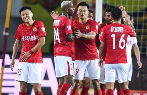 致敬队友！巴特勒身穿斯潘塞的洛约拉大学长曲棍球队服亮相（巴特勒穿斯潘塞的洛约拉大学长曲棍球球衣出场，向队友致敬）