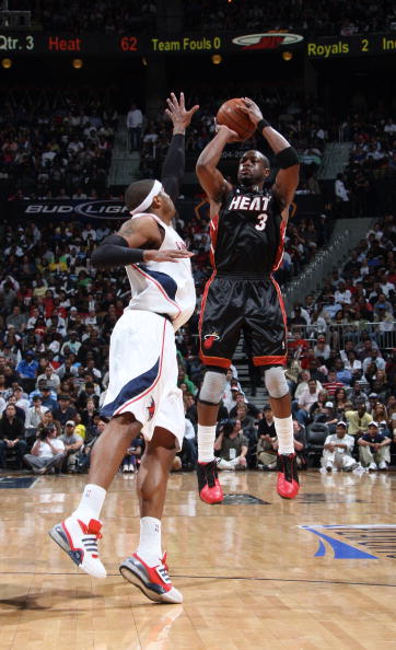 湖人这首发能看？五个人全没防守，艾顿态度消极，难怪更衣室矛盾（湖人首发堪忧：五人防守集体掉链子，艾顿态度消极，更衣室不和难免）